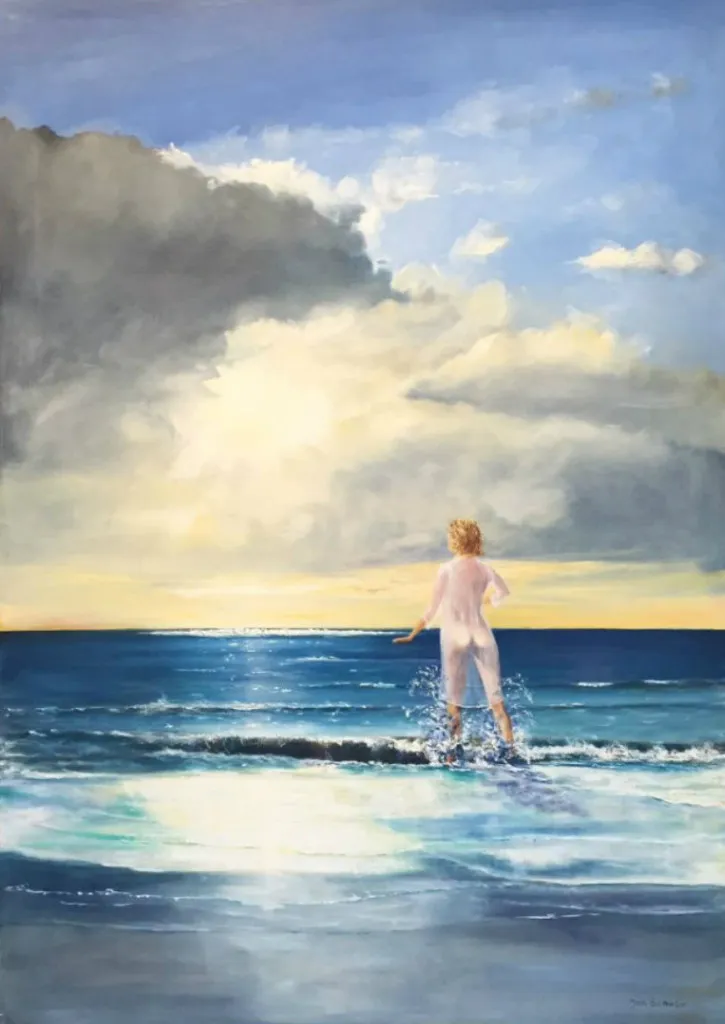 Dipinto di donna che cammina nel mare verso l'orizzonte al tramonto