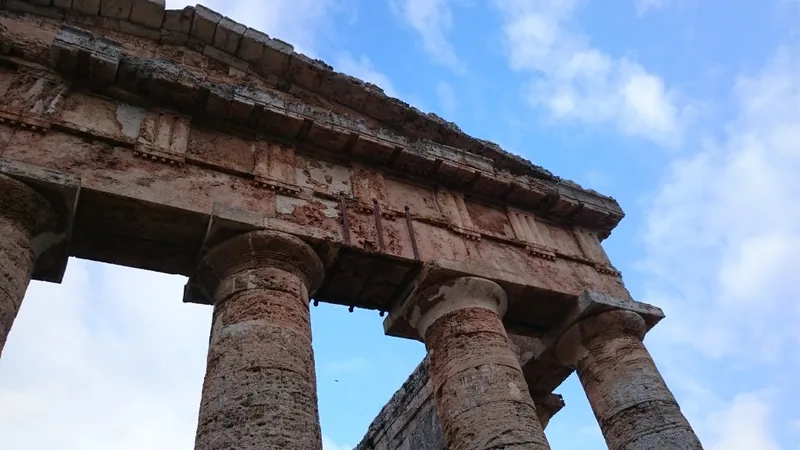 Tempio dorico greco di Segesta, colonne e architrave contro cielo azzurro