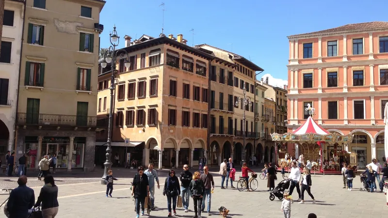Piazza dei Signori a Treviso con palazzi storici, portici e una giostra