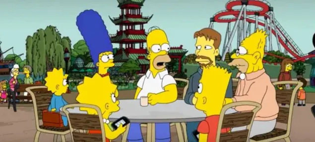 I Simpson seduti a un tavolo in un parco divertimenti