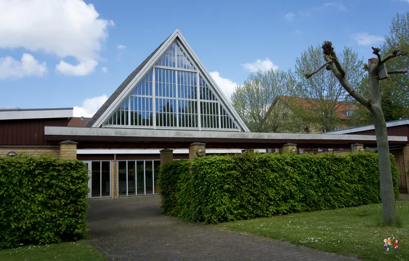 Chiesa piramidale moderna dell'architetto Holger Jensen con vetrata triangolare