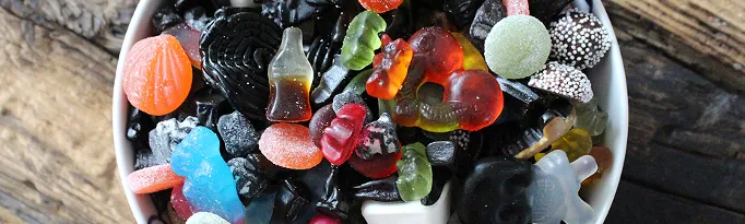 Ciotola colma di caramelle gommose e liquirizia assortite