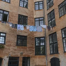 Bucato steso tra le finestre nel cortile di un edificio in mattoni a Christianshavn