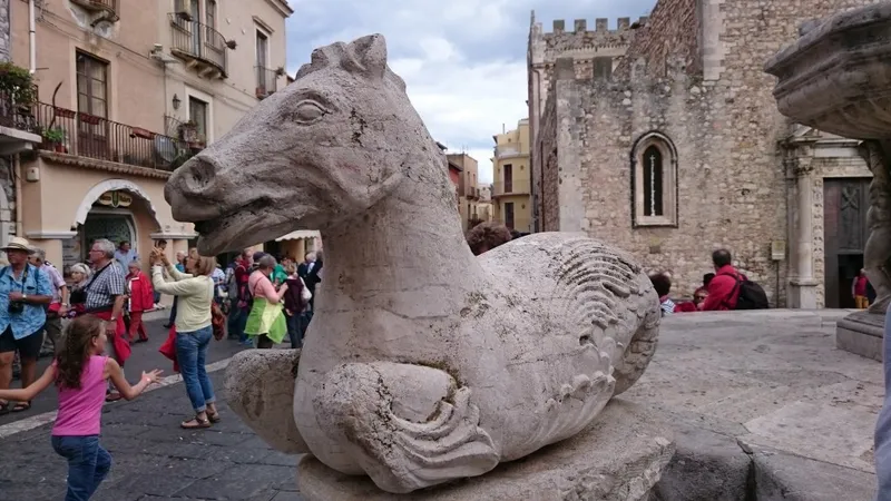 Fontana con scultura di cavallo marino in Piazza Duomo a Taormina