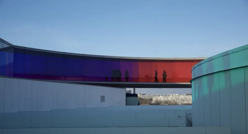 Passerella arcobaleno di Olafur Eliasson sul tetto del museo ARoS