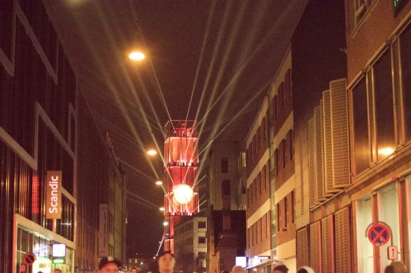 Torre del Municipio di Århus illuminata di rosso con fasci di luce notturni