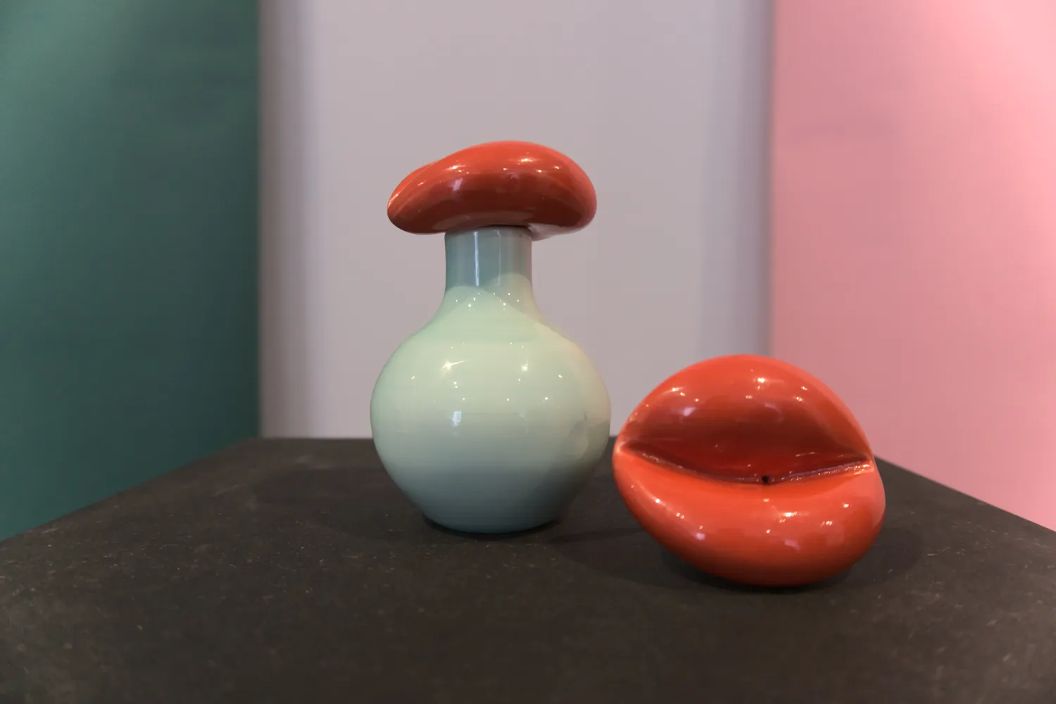 Vasi in ceramica a forma di fungo, rosso e bianco, su piedistallo