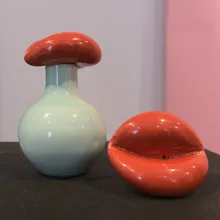 Vasi in ceramica a forma di fungo, rosso e bianco, su piedistallo