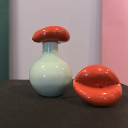 Vasi in ceramica a forma di fungo, rosso e bianco, su piedistallo