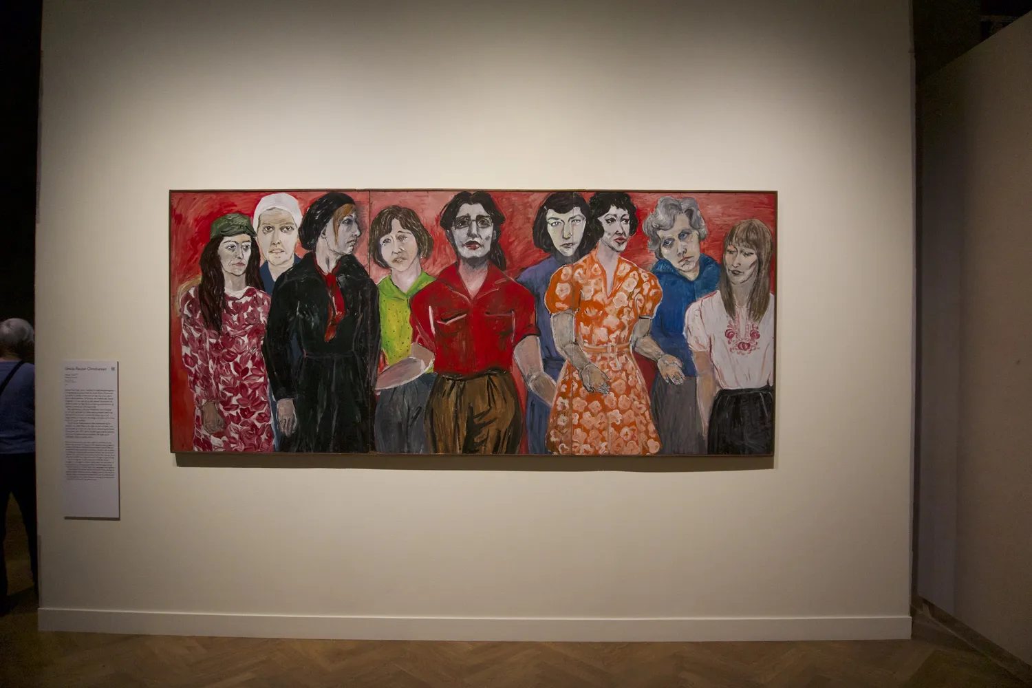 Grande dipinto di gruppo di persone su sfondo rosso in galleria