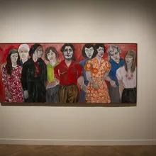 Grande dipinto di gruppo di persone su sfondo rosso in galleria