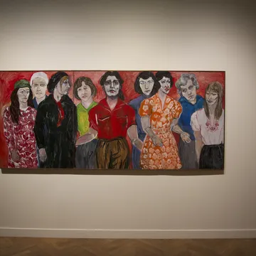 Grande dipinto di gruppo di persone su sfondo rosso in galleria