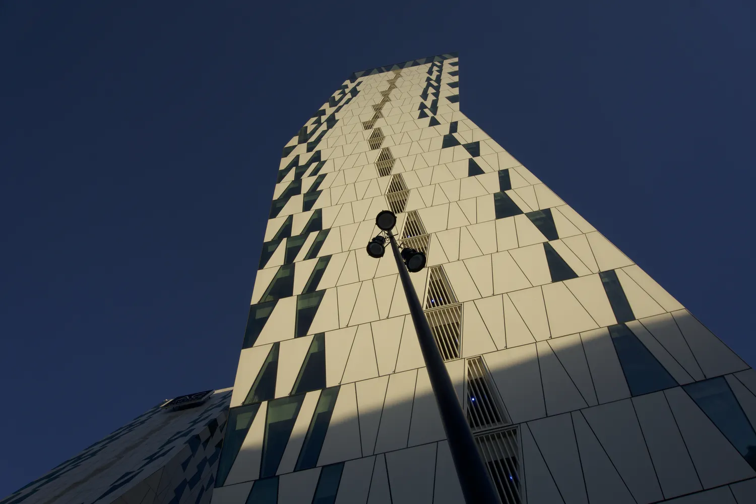 Grattacielo moderno con facciata geometrica nel quartiere Ørestad a Copenaghen