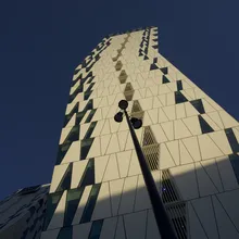 Grattacielo moderno con facciata geometrica nel quartiere Ørestad a Copenaghen