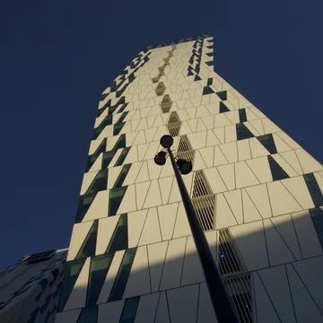 Grattacielo moderno con facciata geometrica nel quartiere Ørestad a Copenaghen