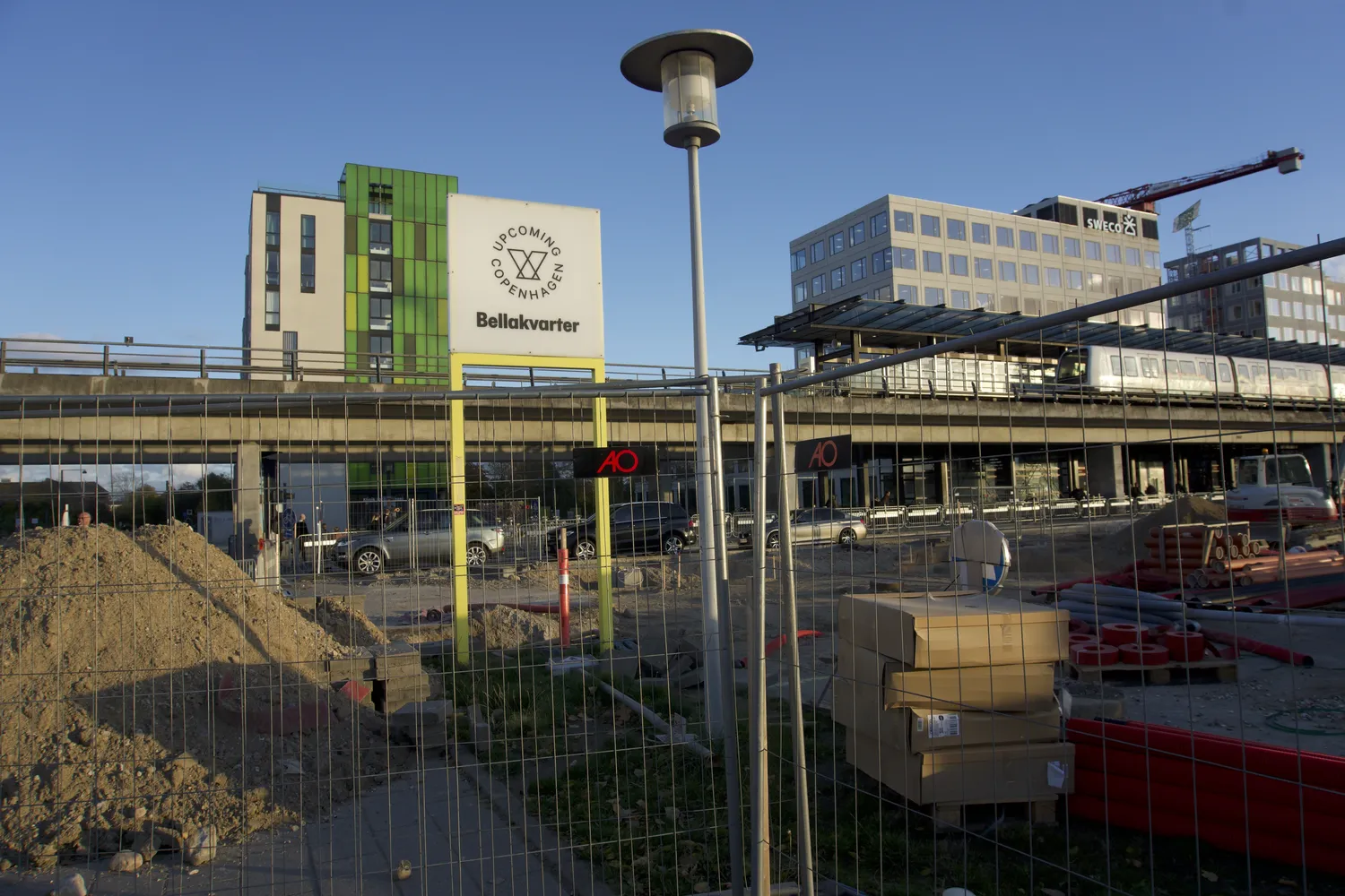 Cantiere edile accanto a una stazione sopraelevata nel quartiere Ørestad