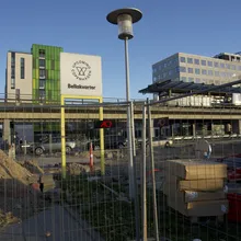 Cantiere edile accanto a una stazione sopraelevata nel quartiere Ørestad