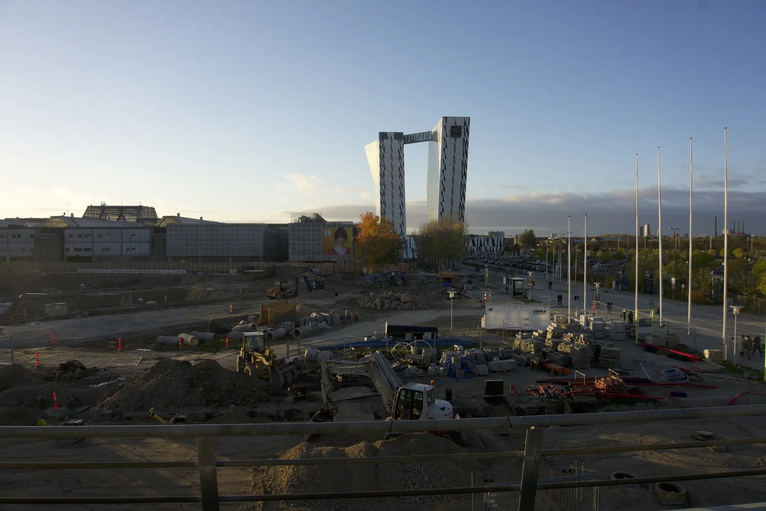 Cantiere con due torri collegate da un ponte sospeso in alto