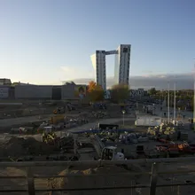 Cantiere con due torri collegate da un ponte sospeso in alto