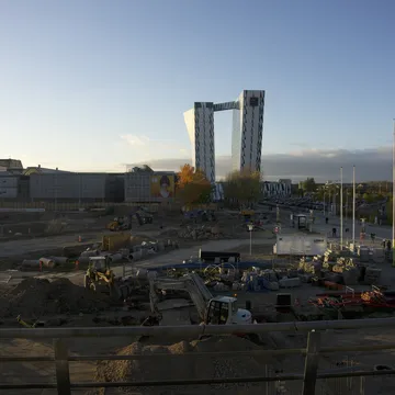 Cantiere con due torri collegate da un ponte sospeso in alto