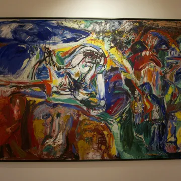 Dipinto astratto dai colori vivaci appeso a una parete chiara