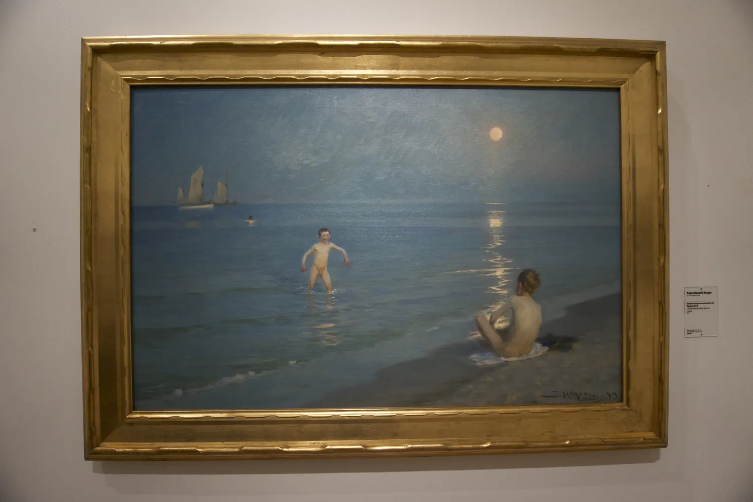 Dipinto di bambini nudi che fanno il bagno al chiaro di luna sul mare
