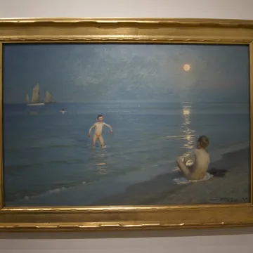 Dipinto di bambini nudi che fanno il bagno al chiaro di luna sul mare