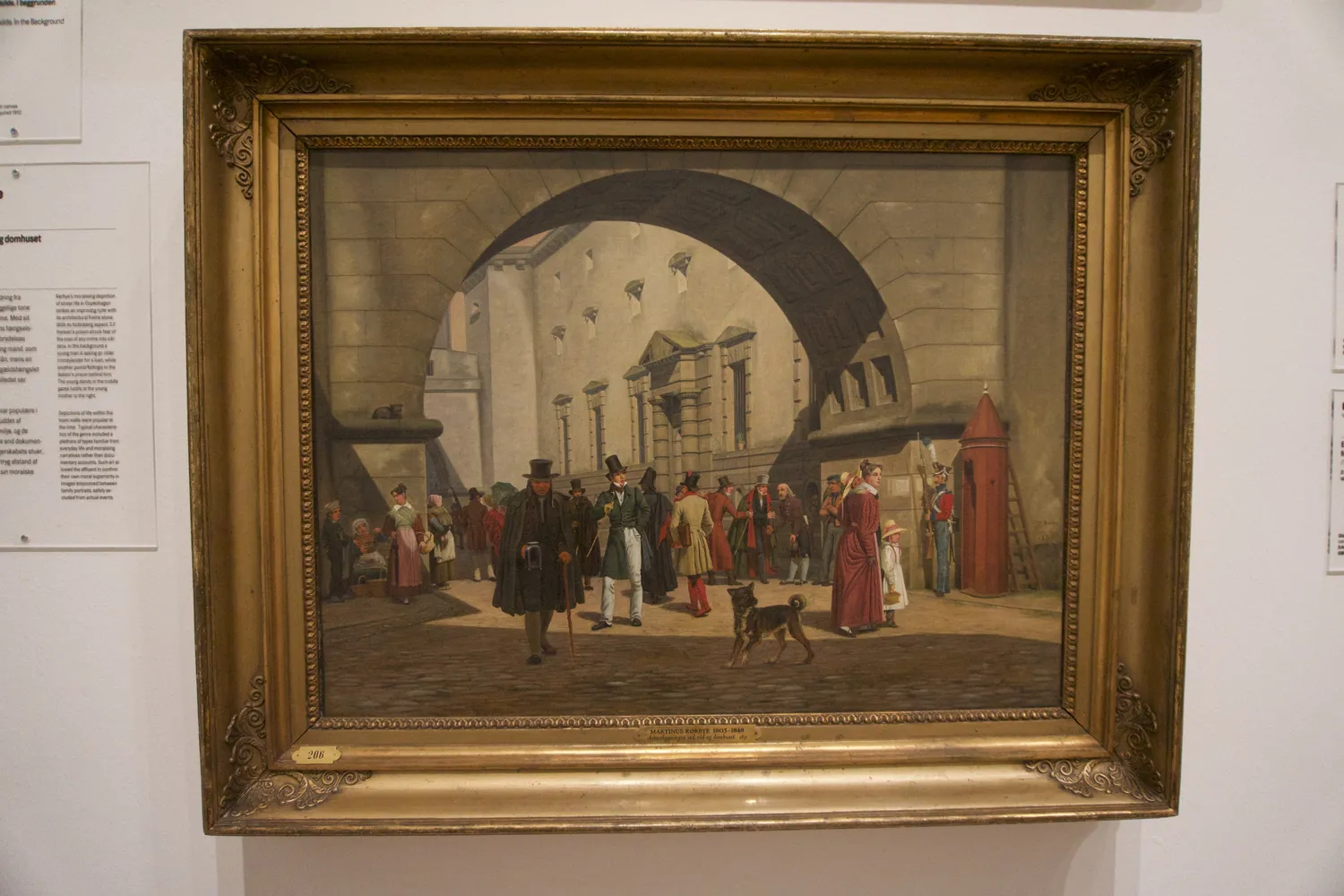 Dipinto di una folla in costume storico sotto un grande arco