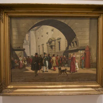 Dipinto di una folla in costume storico sotto un grande arco
