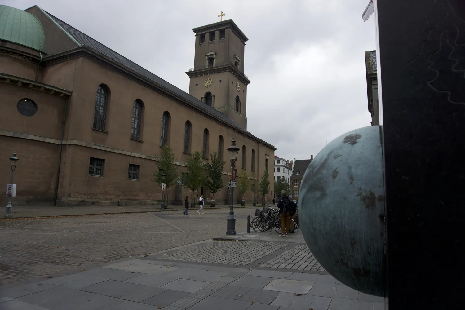 Chiesa in mattoni con campanile e globo in primo piano