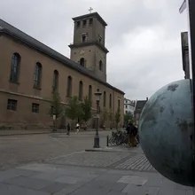 Chiesa in mattoni con campanile e globo in primo piano