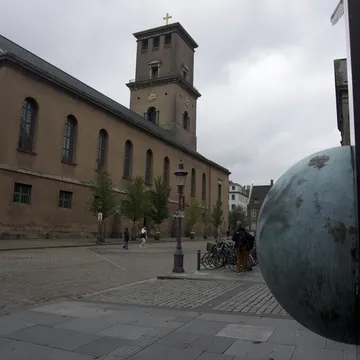 Chiesa in mattoni con campanile e globo in primo piano