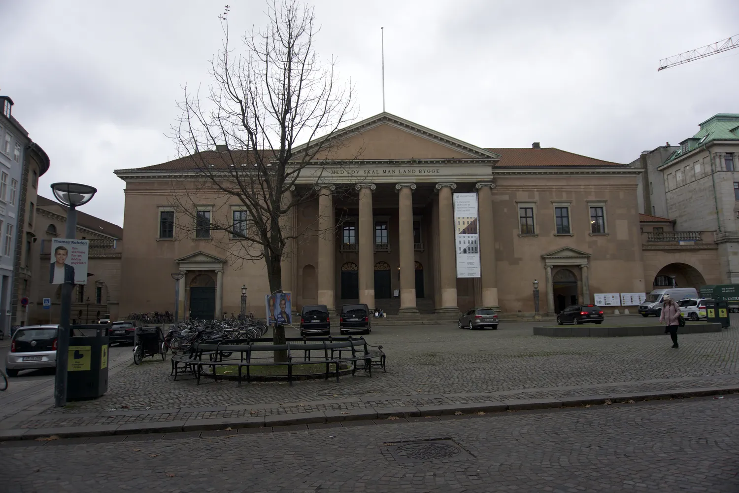 Tribunale neoclassico con colonnato e albero spoglio davanti