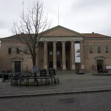 Tribunale neoclassico con colonnato e albero spoglio davanti