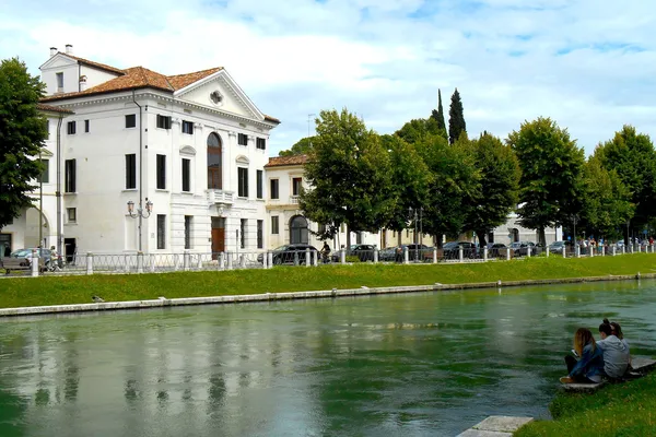 Riviera Santa Margherita a Treviso, palazzo storico bianco lungo un canale verde