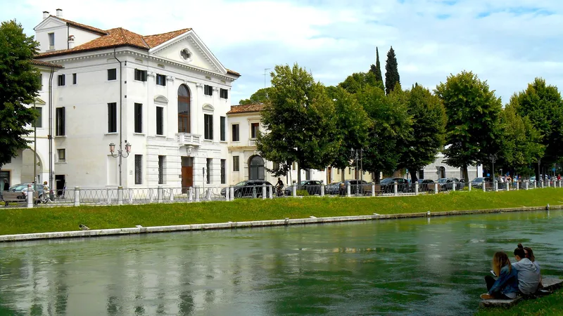 Riviera Santa Margherita a Treviso, palazzo storico bianco lungo un canale verde