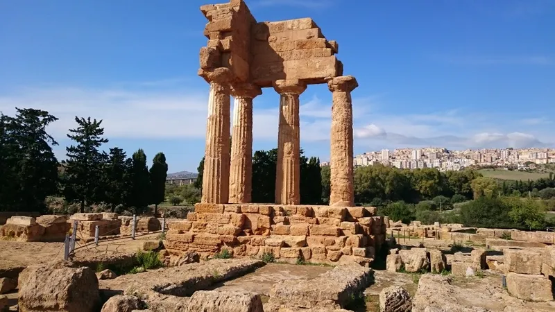 Tempio greco dorico nell'area archeologica di Segesta