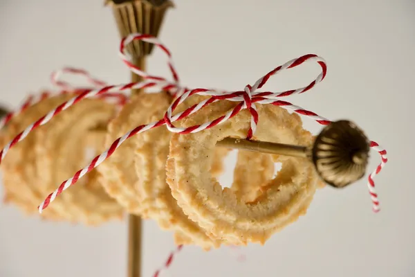Flødekringle, biscotti natalizi danesi a forma di brezel legati con spago rosso e bianco