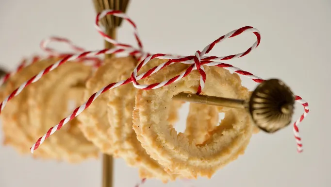 Flødekringle, biscotti natalizi danesi a forma di brezel legati con spago rosso e bianco