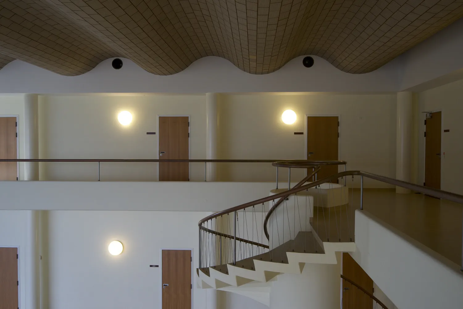 Atrio del Terminal Vilhelm Lauritzen con scala elicoidale e soffitto ondulato in legno