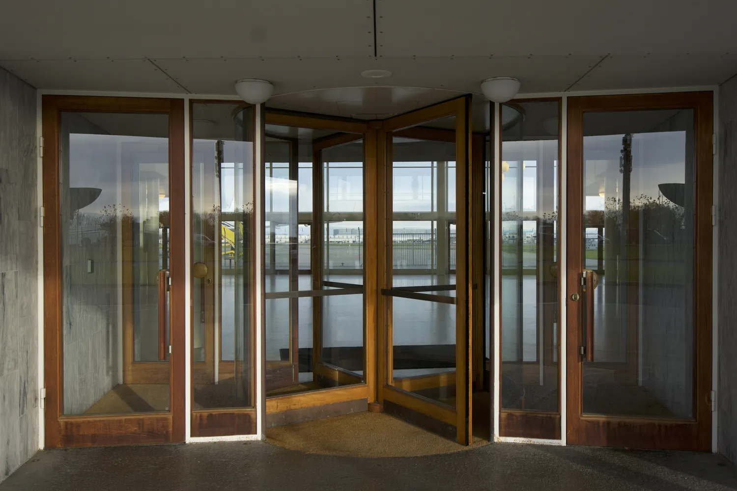 Ingresso del Terminal Vilhelm Lauritzen con porta girevole in legno e vetrate