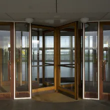Ingresso del Terminal Vilhelm Lauritzen con porta girevole in legno e vetrate