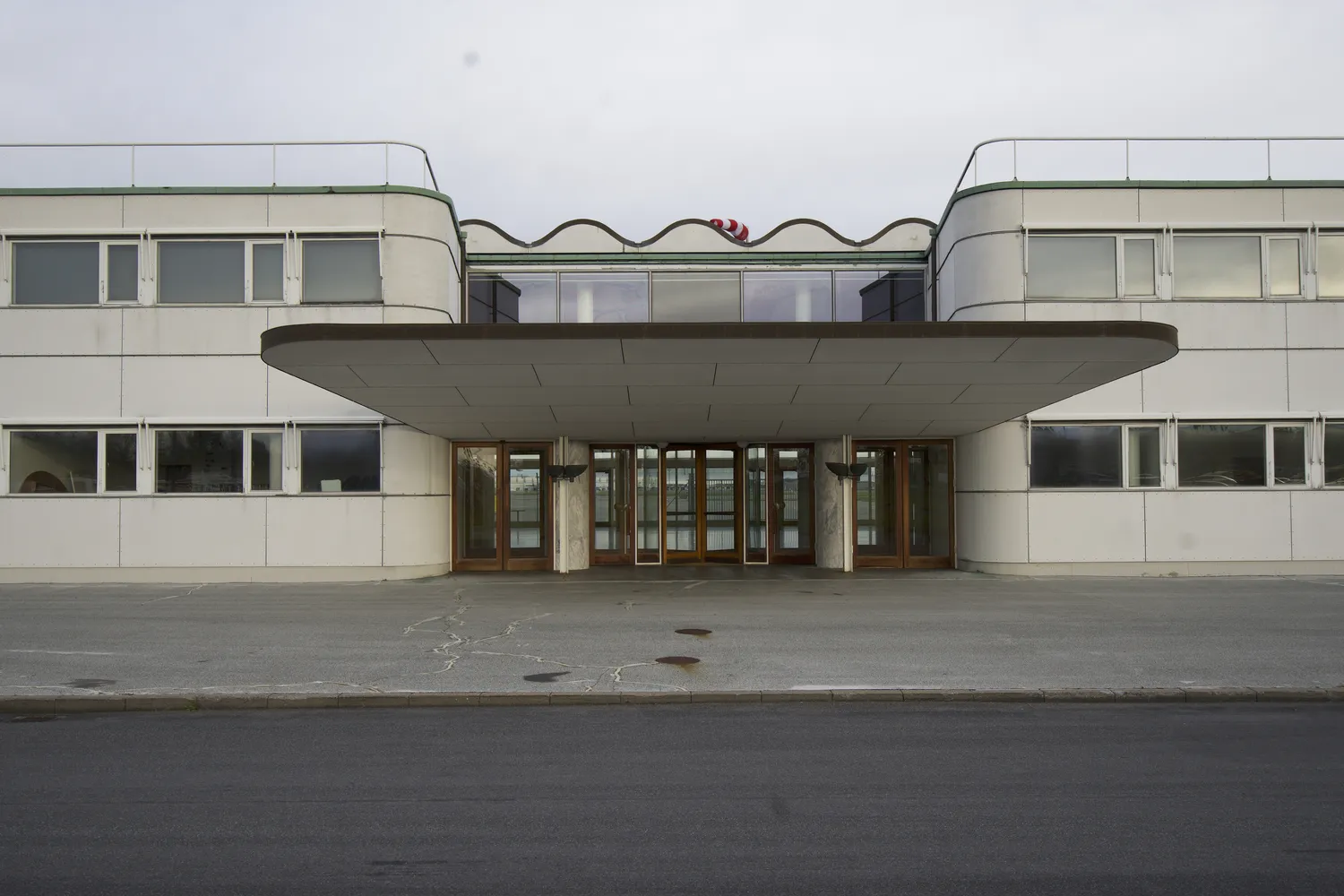 Facciata modernista del Terminal Vilhelm Lauritzen con tettoia ondulata