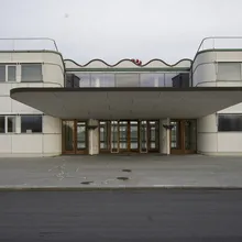 Facciata modernista del Terminal Vilhelm Lauritzen con tettoia ondulata