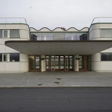 Facciata modernista del Terminal Vilhelm Lauritzen con tettoia ondulata