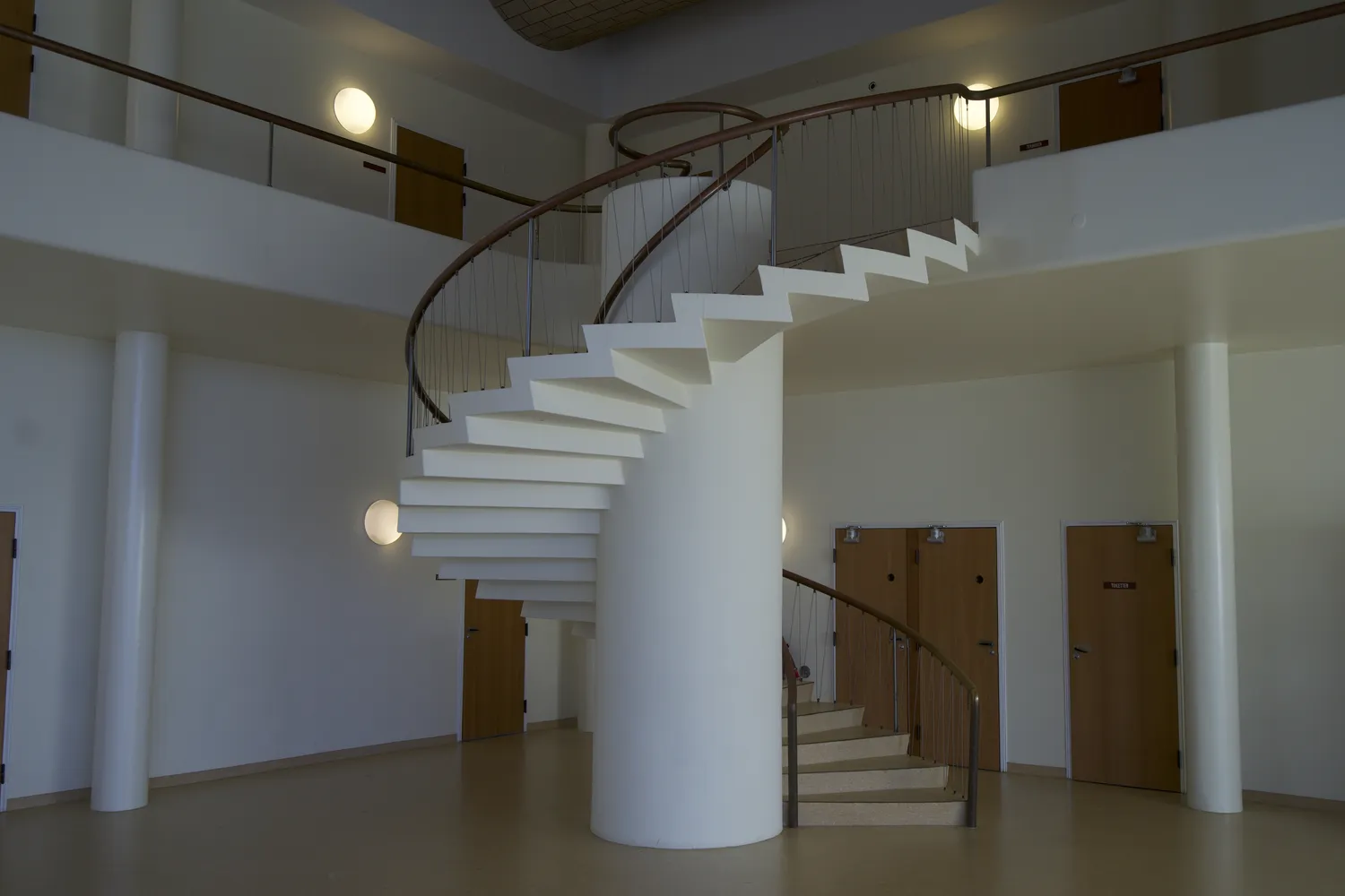 Scala elicoidale bianca nell'atrio del Terminal aeroportuale Vilhelm Lauritzen