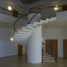 Scala elicoidale bianca nell'atrio del Terminal aeroportuale Vilhelm Lauritzen