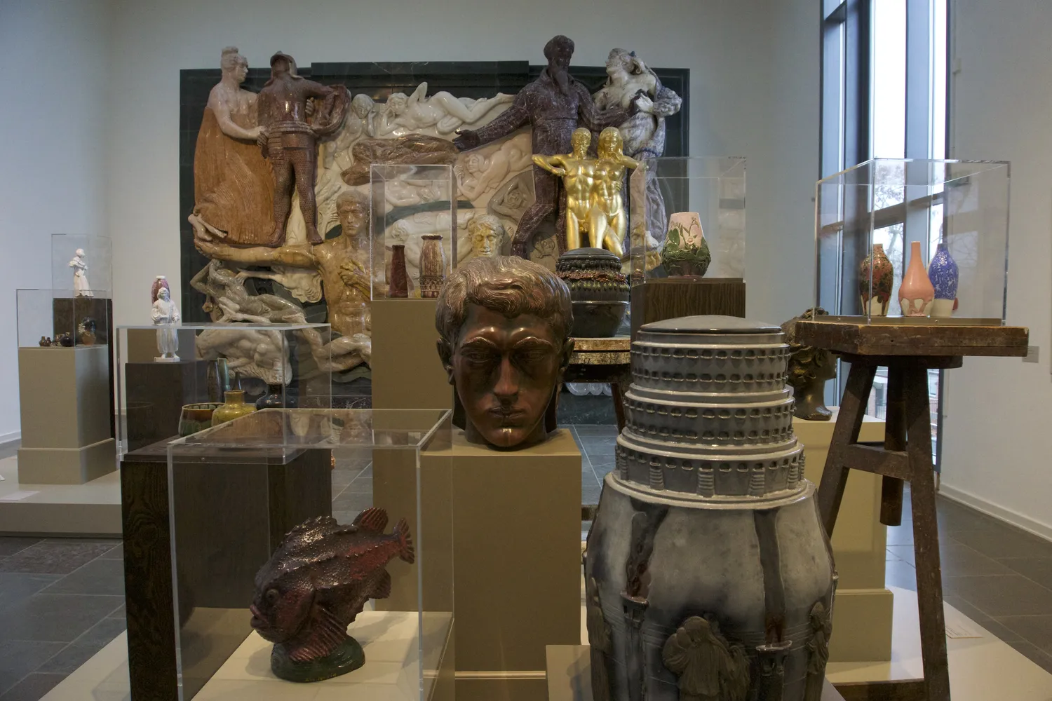 Sala del Willumsens Museum con sculture e ceramiche in teche di vetro