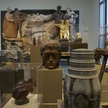 Sala del Willumsens Museum con sculture e ceramiche in teche di vetro
