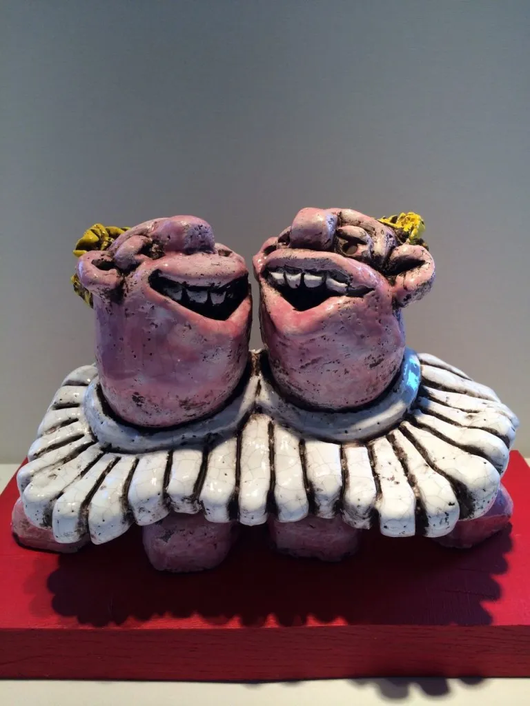 Scultura ceramica rosa di figure ridenti con gorgiere di Søren Wullum